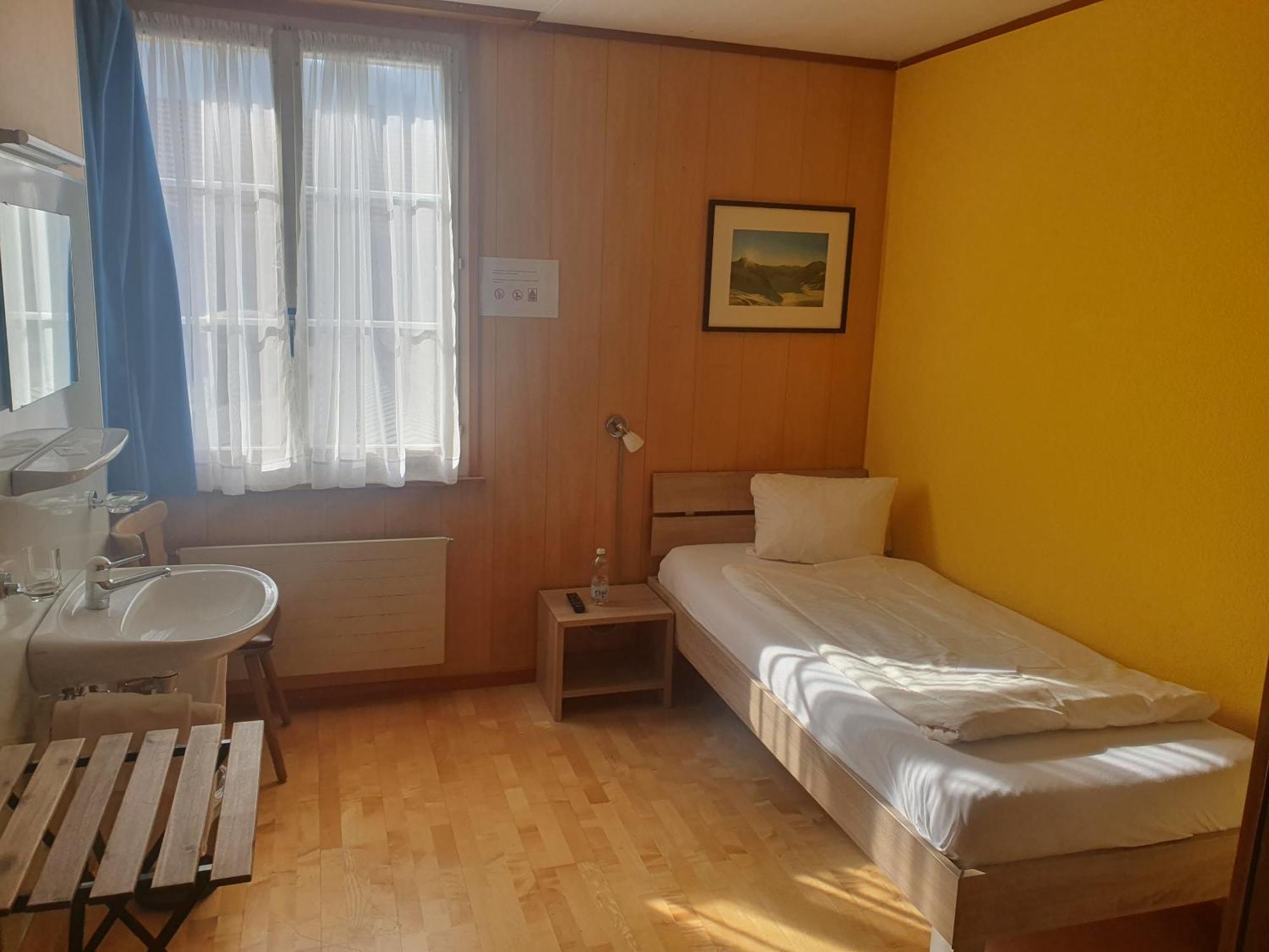 Gasthof Hirschen In Wilderswil Room photo