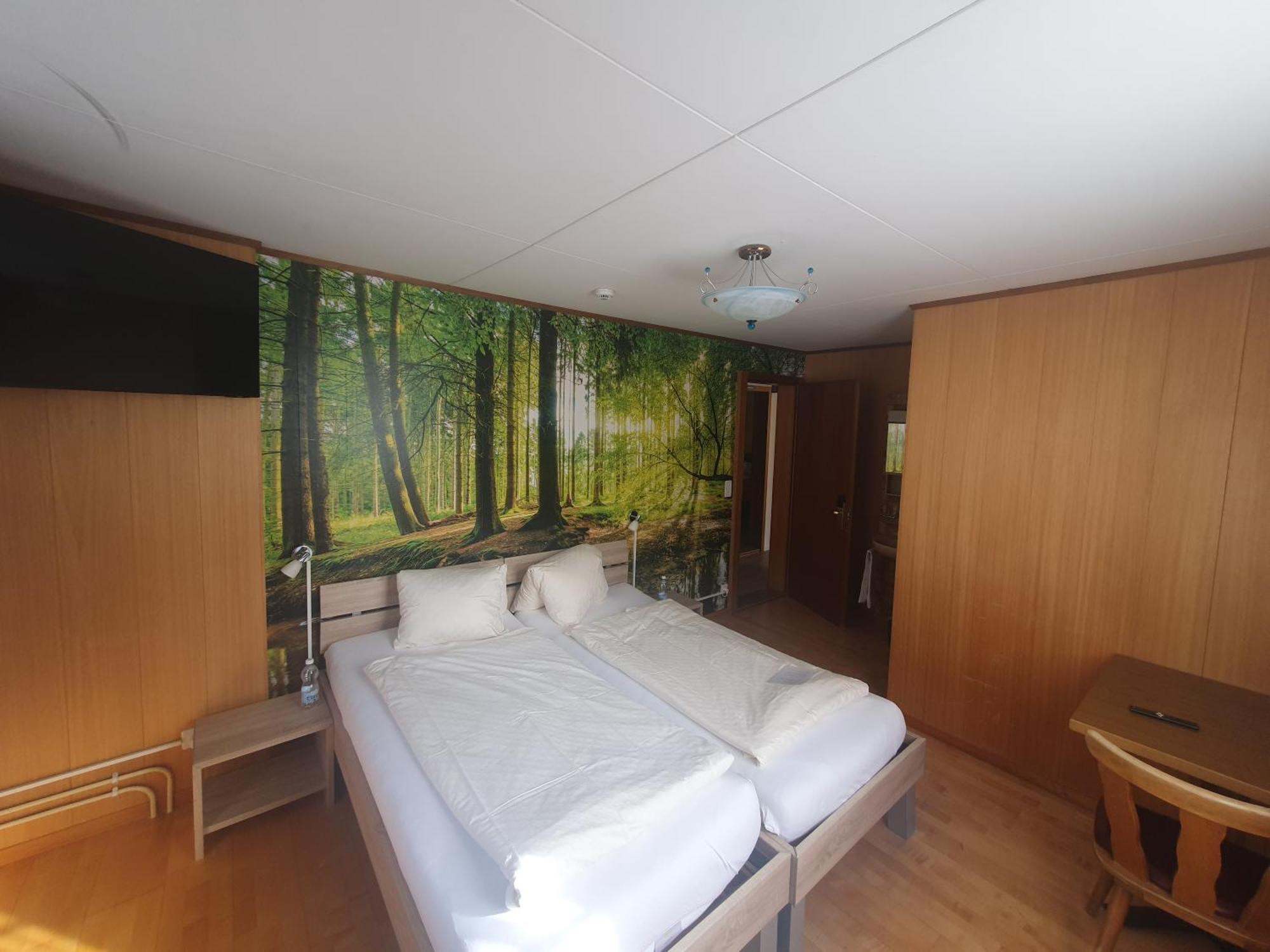 Gasthof Hirschen In Wilderswil Room photo