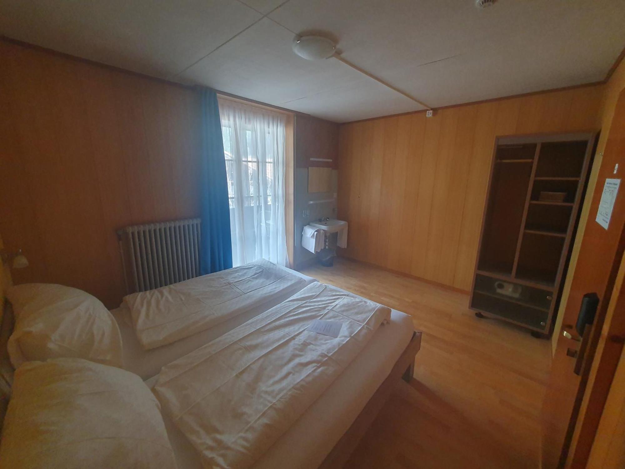 Gasthof Hirschen In Wilderswil Room photo