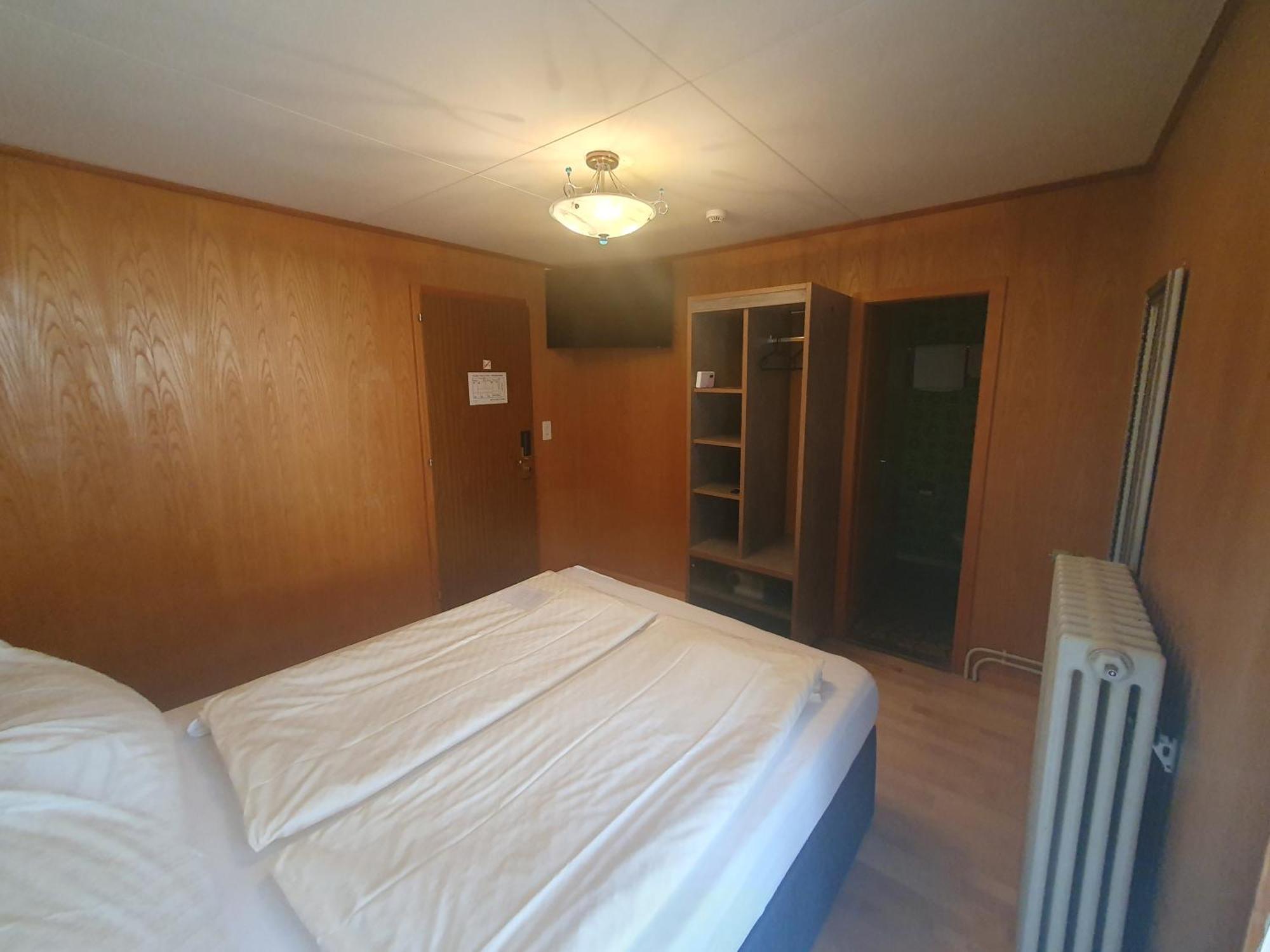 Gasthof Hirschen In Wilderswil Room photo