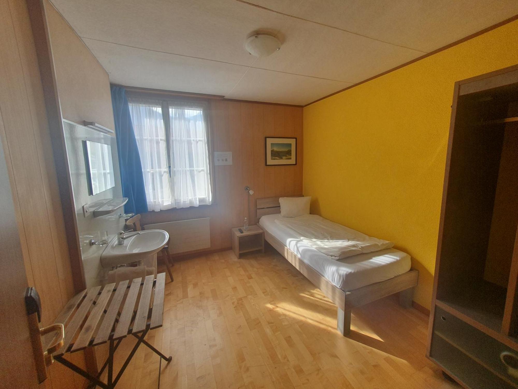 Gasthof Hirschen In Wilderswil Room photo