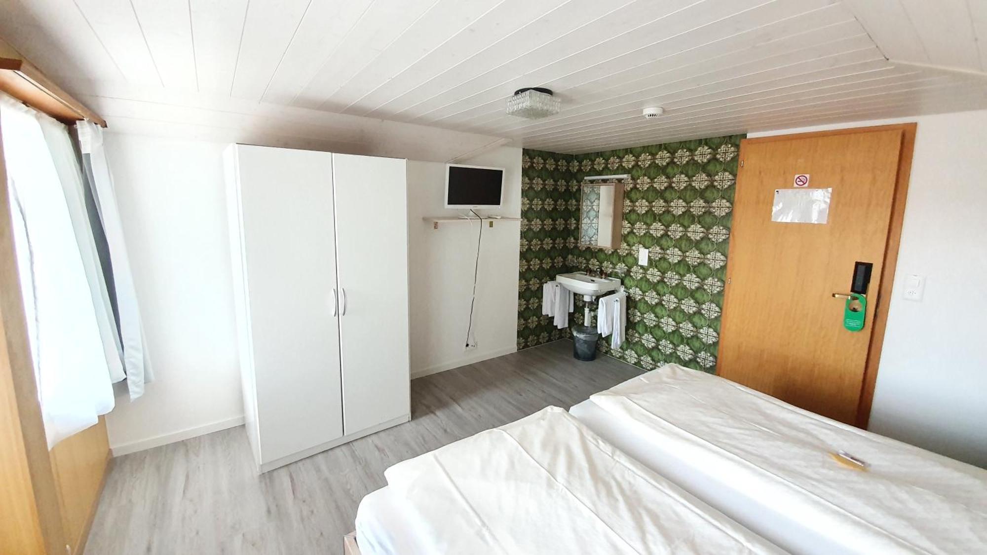 Gasthof Hirschen In Wilderswil Room photo