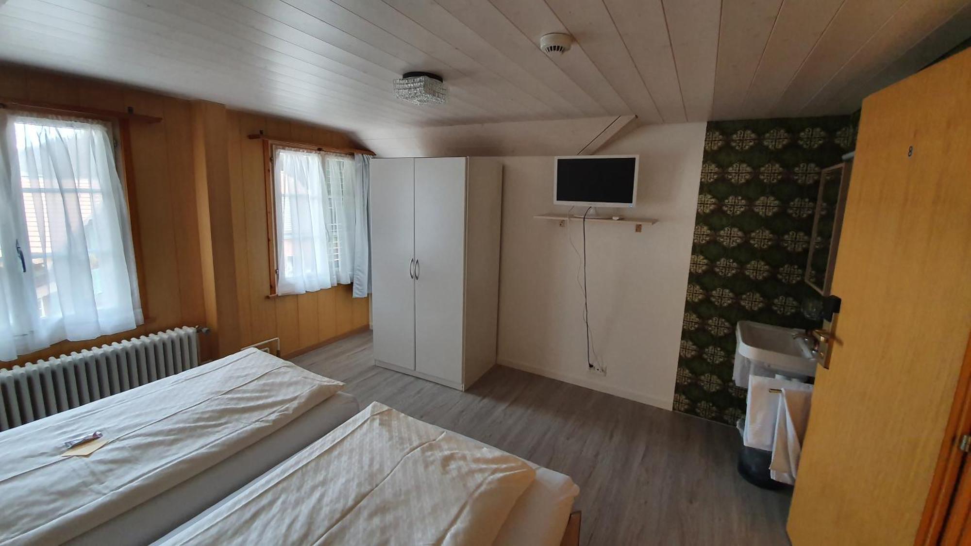 Gasthof Hirschen In Wilderswil Room photo