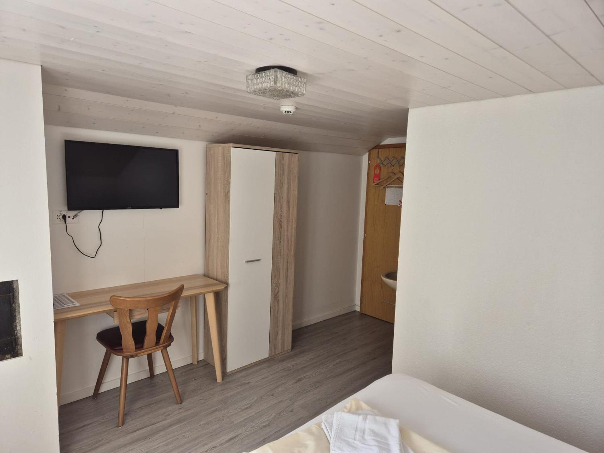 Gasthof Hirschen In Wilderswil Room photo