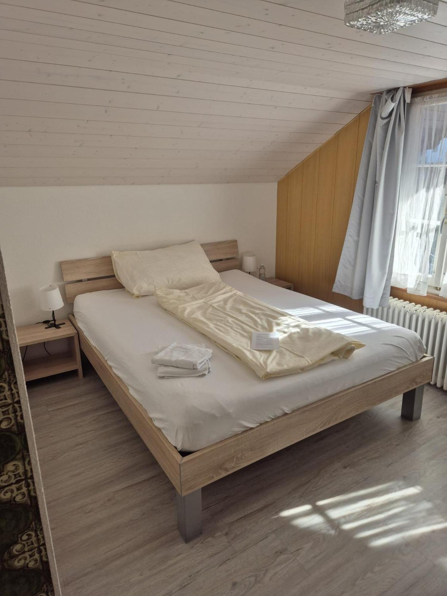 Gasthof Hirschen In Wilderswil Room photo